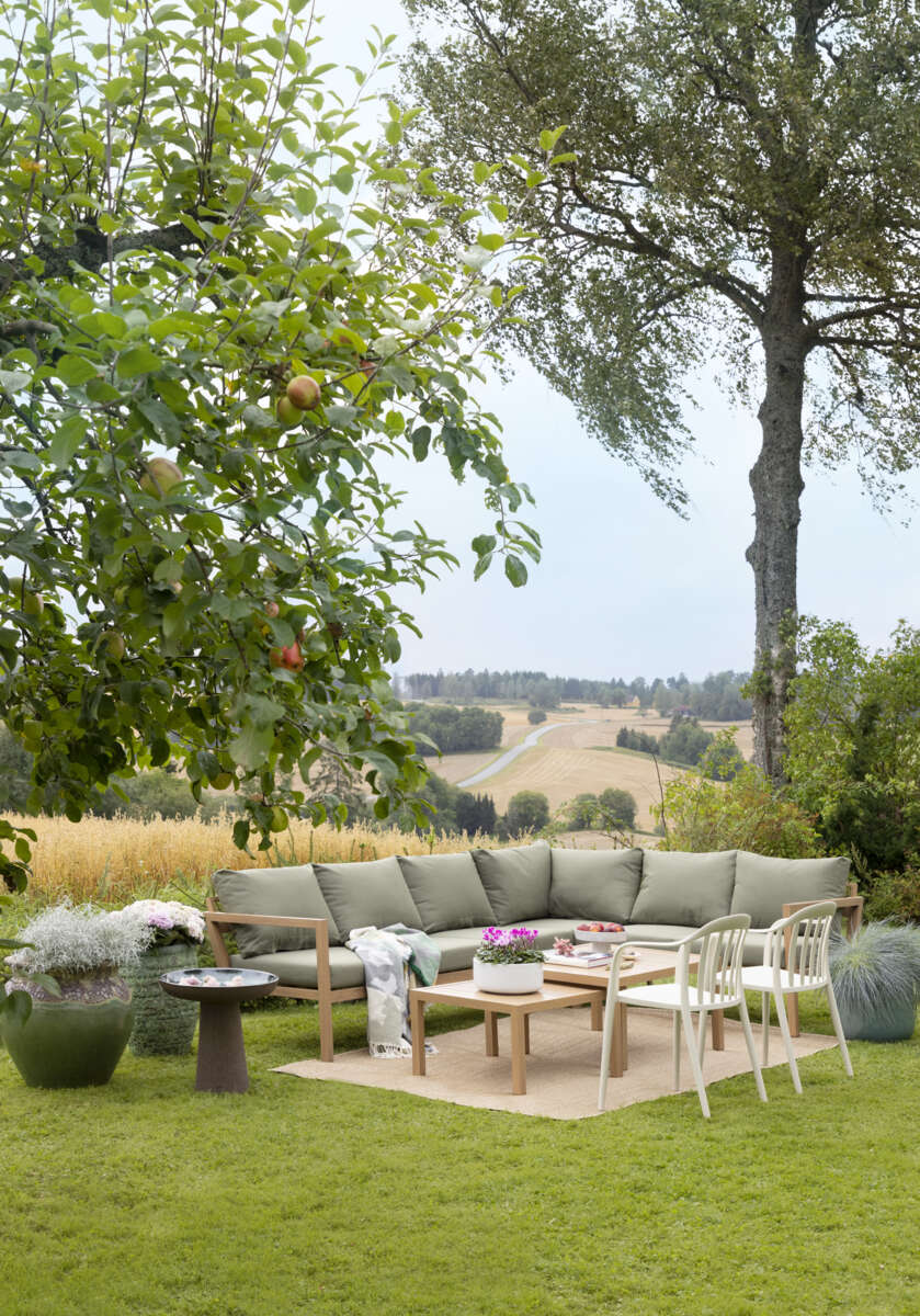 Røst hjørnegruppe teak og grønne vanntette putetrekk