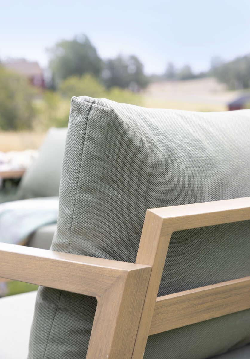 Røst hjørnegruppe teak og grønne vanntette putetrekk