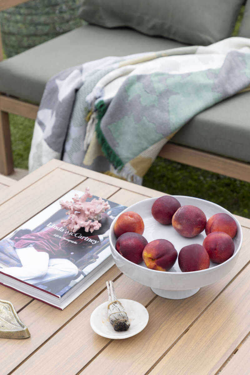 Røst hjørnegruppe teak og grønne vanntette putetrekk