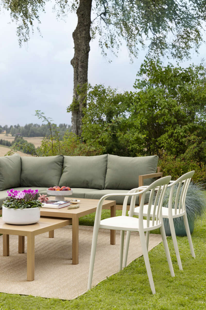 Røst hjørnegruppe teak og grønne vanntette putetrekk