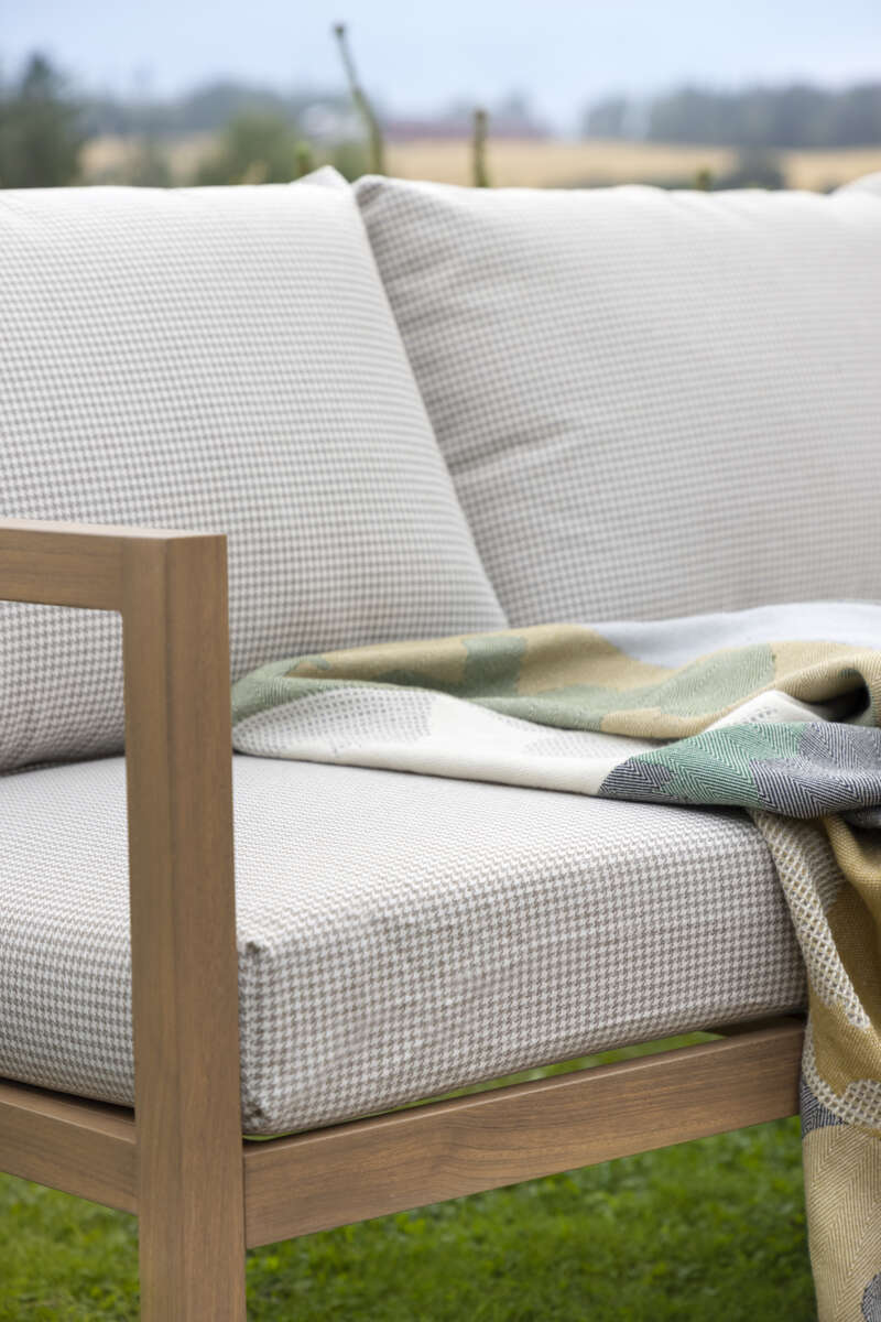 Røst hjørnegruppe teak og rutet beige vanntette putetrekk