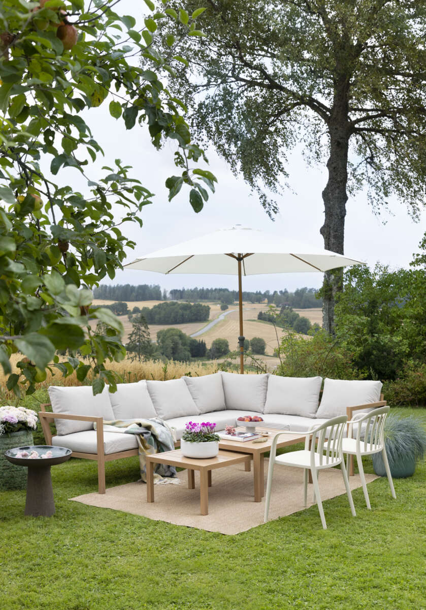 Røst hjørnegruppe teak og rutet beige vanntette putetrekk