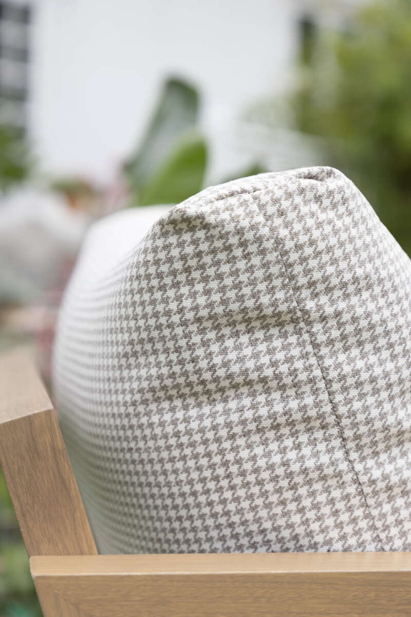 Røst hjørnegruppe teak og rutet beige vanntette putetrekk