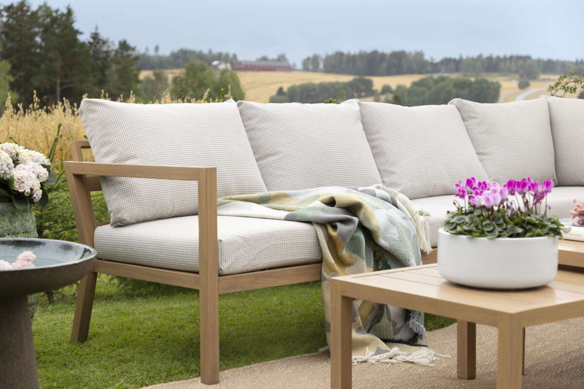 Røst hjørnegruppe teak og rutet beige vanntette putetrekk