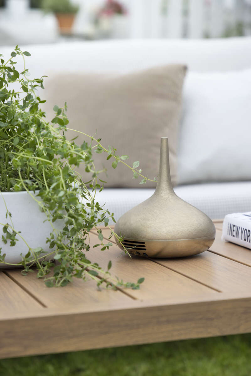 Røst hjørnegruppe teak og rutet beige vanntette putetrekk