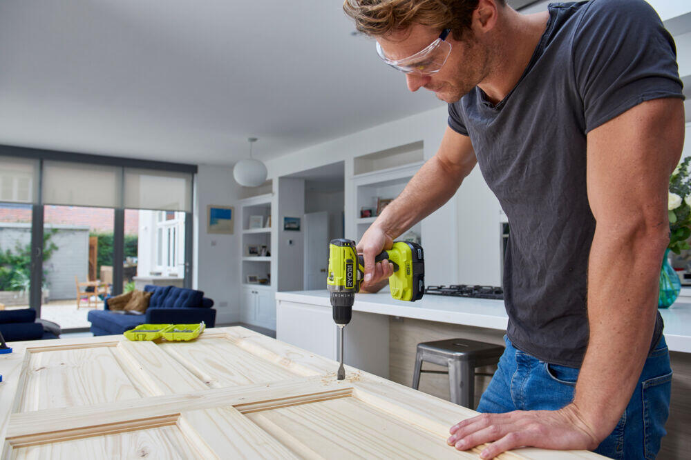 Ryobi R18DDJSCSP-242S verktøysett m/2 batterier