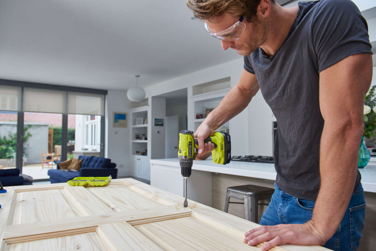 Ryobi R18DDJSCSP-242S verktøysett m/2 batterier