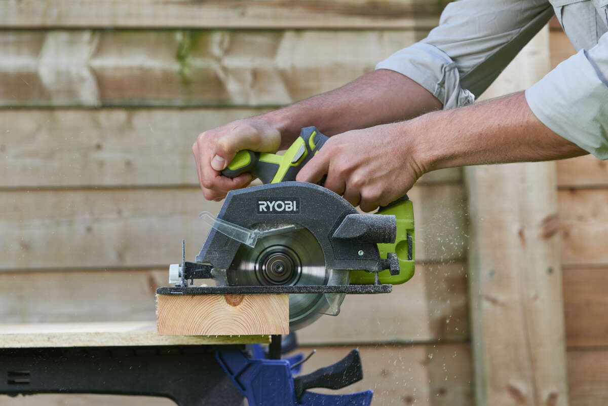 Ryobi R18DDJSCSP-242S verktøysett m/2 batterier