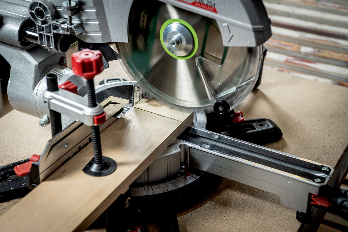 Metabo KGS 18 LTX BL 216 kapp- og gjæringssag m/batteri