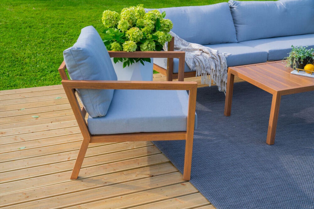 Røst sofagruppe teak og lys grå vanntette putetrekk