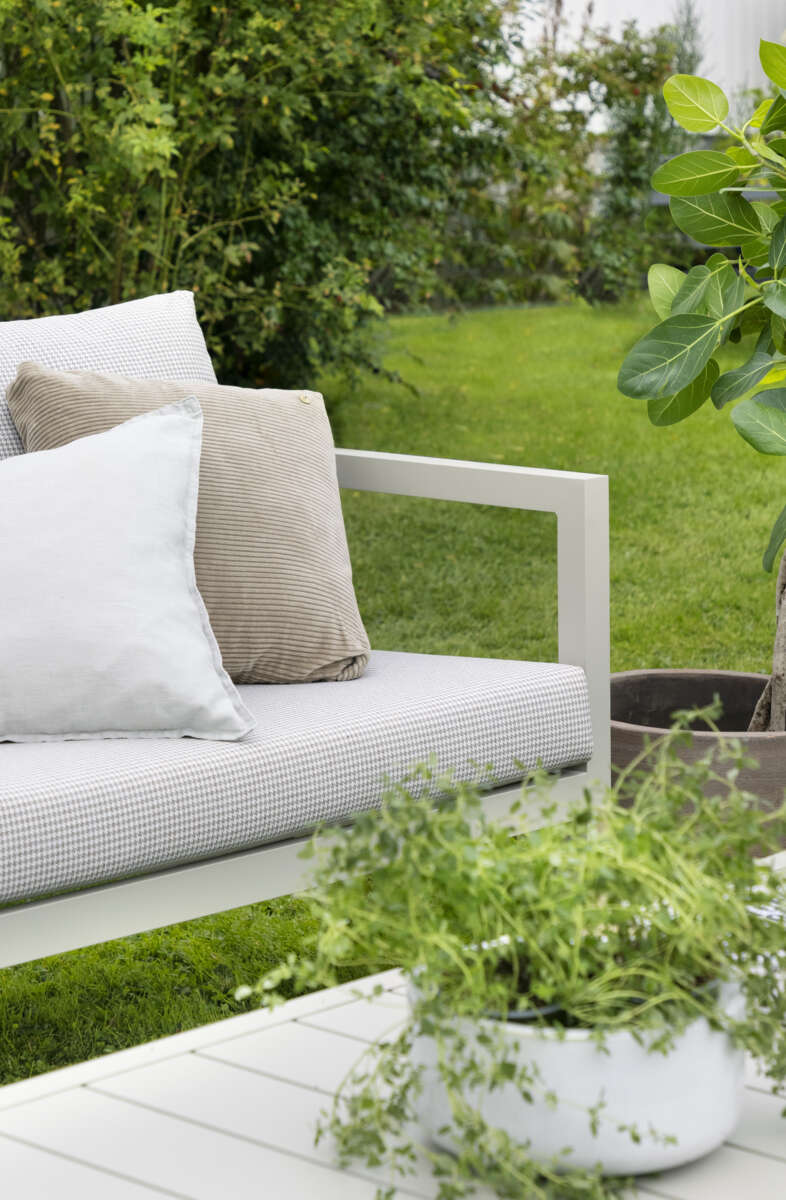 Røst hjørnegruppe kalk og rutet beige vanntette putetrekk