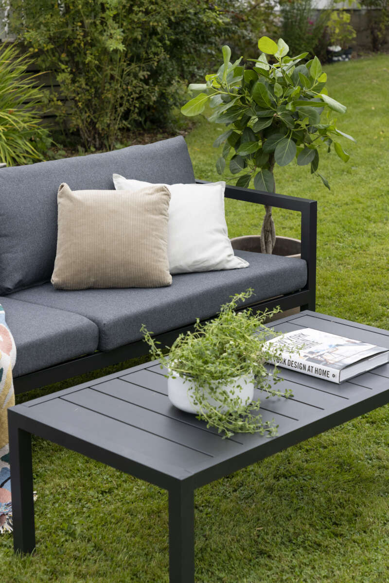 Røst sofagruppe sort og mørk grå impregnerte putetrekk