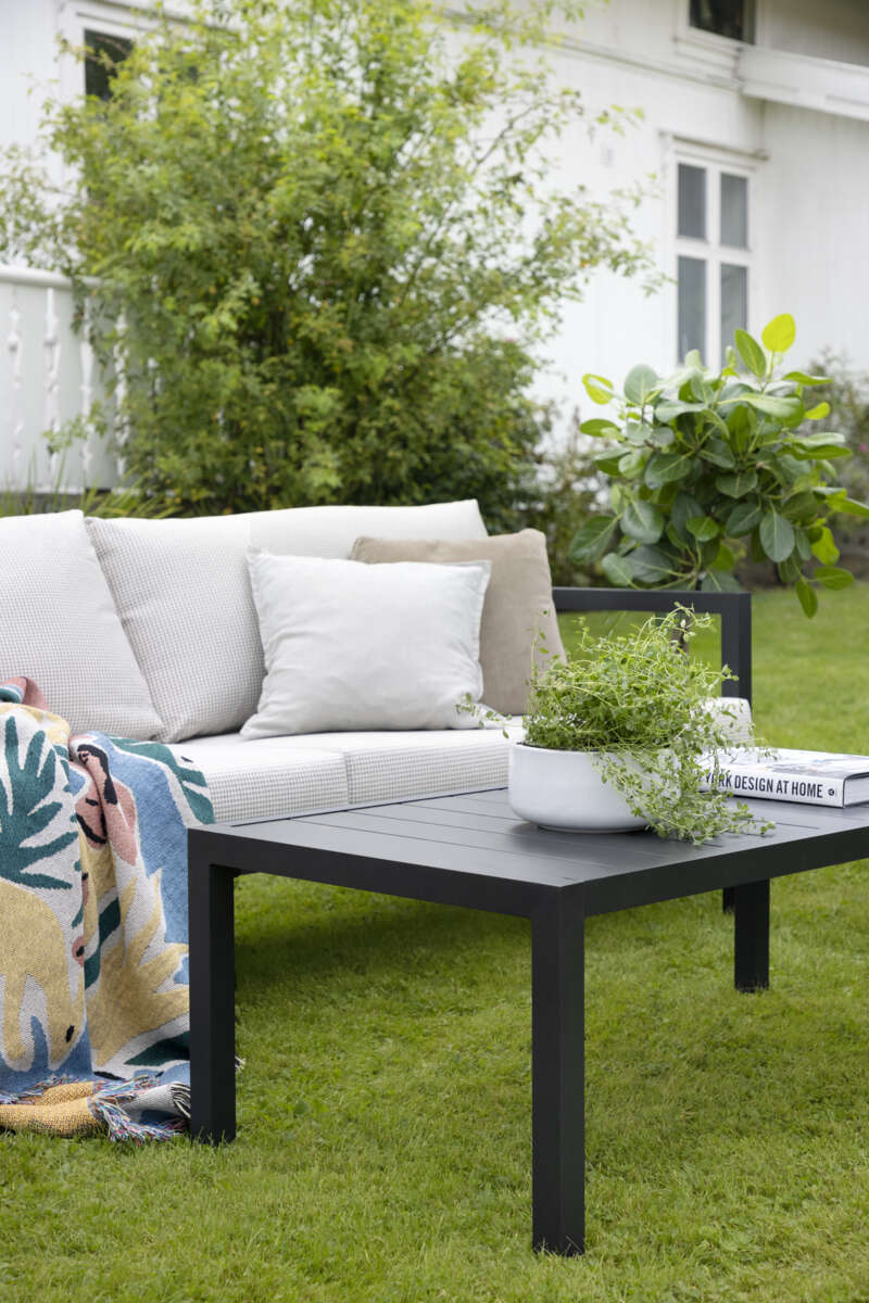 Røst sofagruppe sort og rutet beige vanntette putetrekk