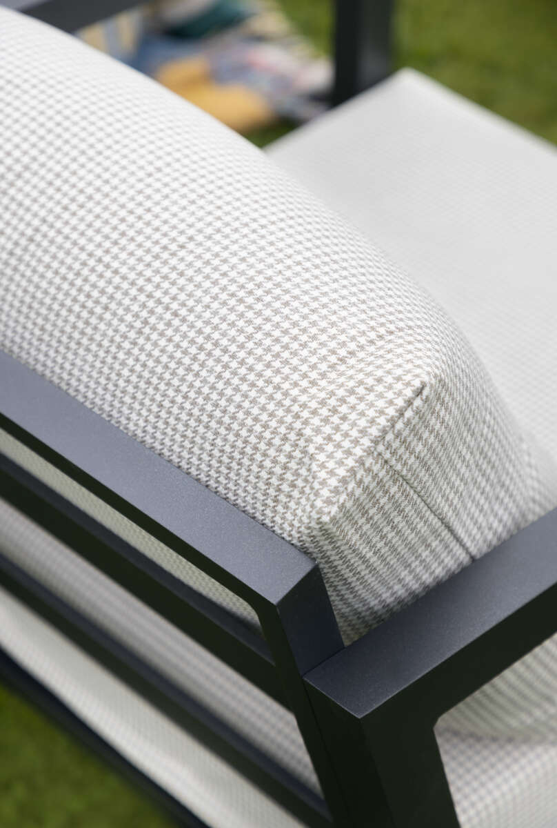 Røst sofagruppe sort og rutet beige vanntette putetrekk