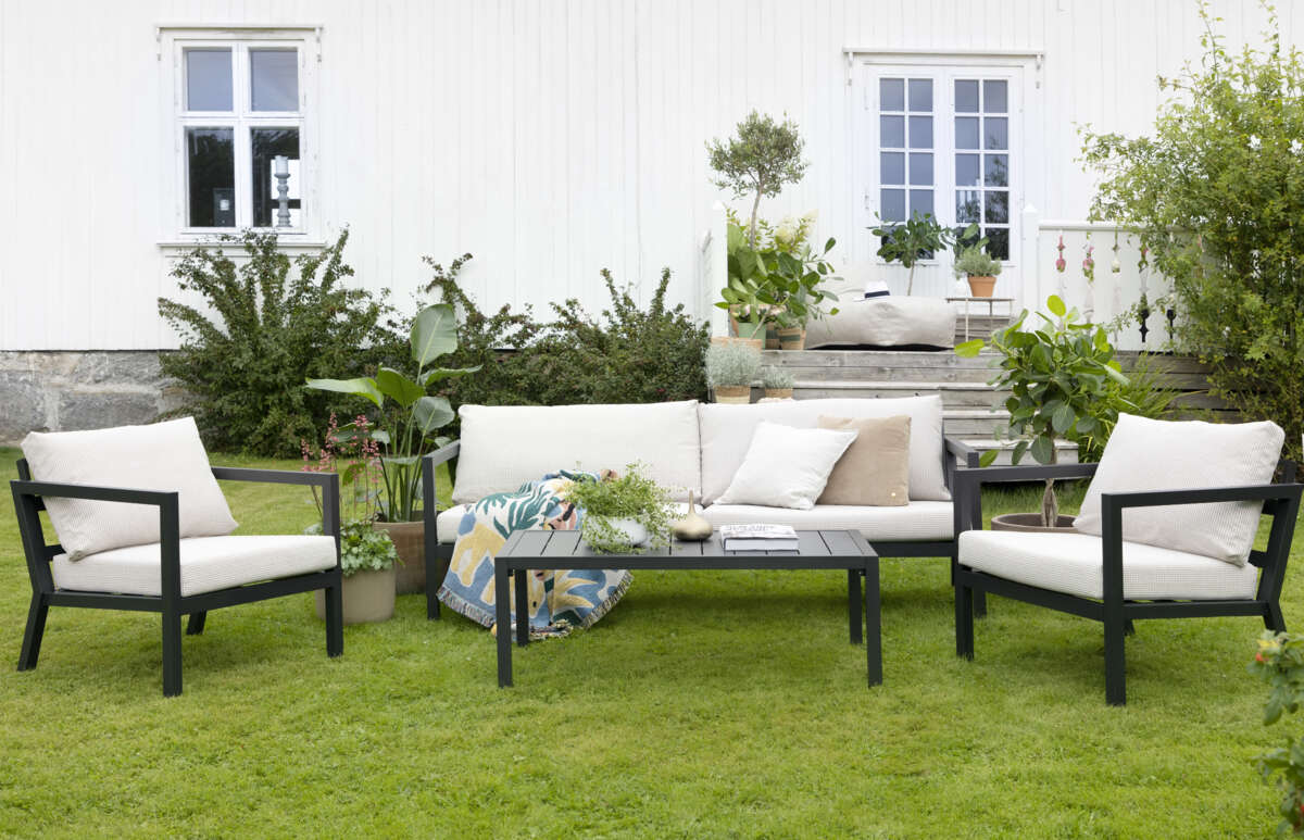 Røst sofagruppe sort og rutet beige vanntette putetrekk