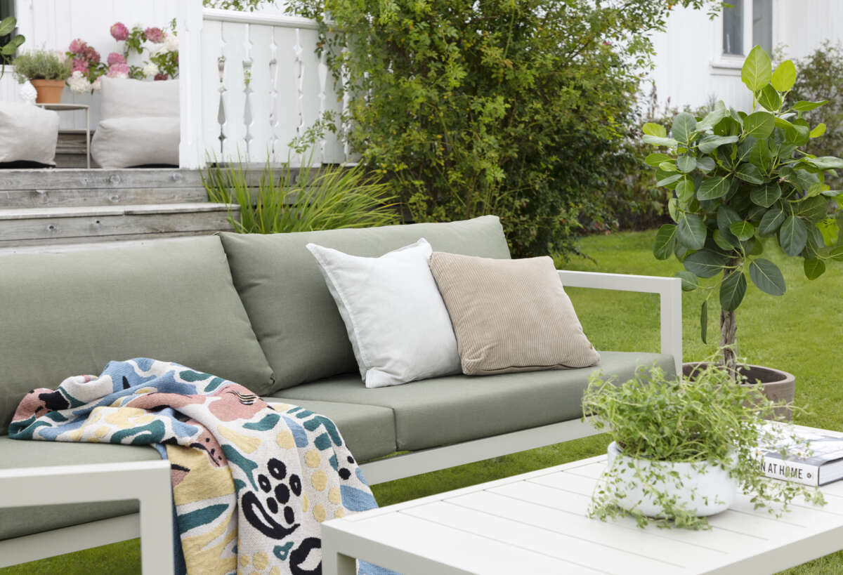 Røst sofagruppe kalk og grønne vanntette putetrekk