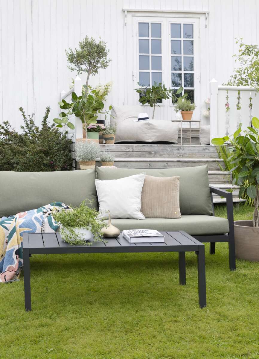 Røst sofagruppe sort og grønne vanntette putetrekk