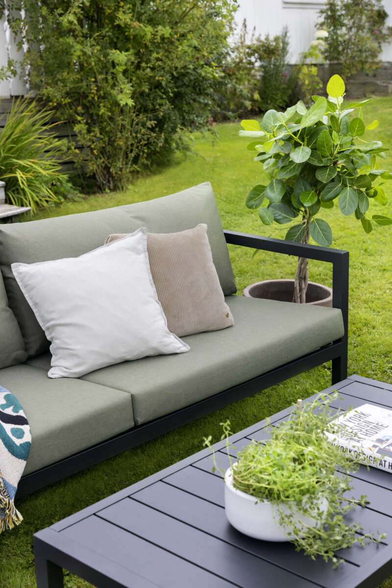 Røst sofagruppe sort og grønne vanntette putetrekk