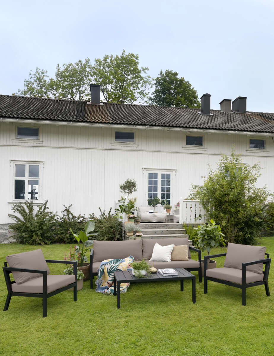 Røst sofagruppe sort og brune vanntette putetrekk