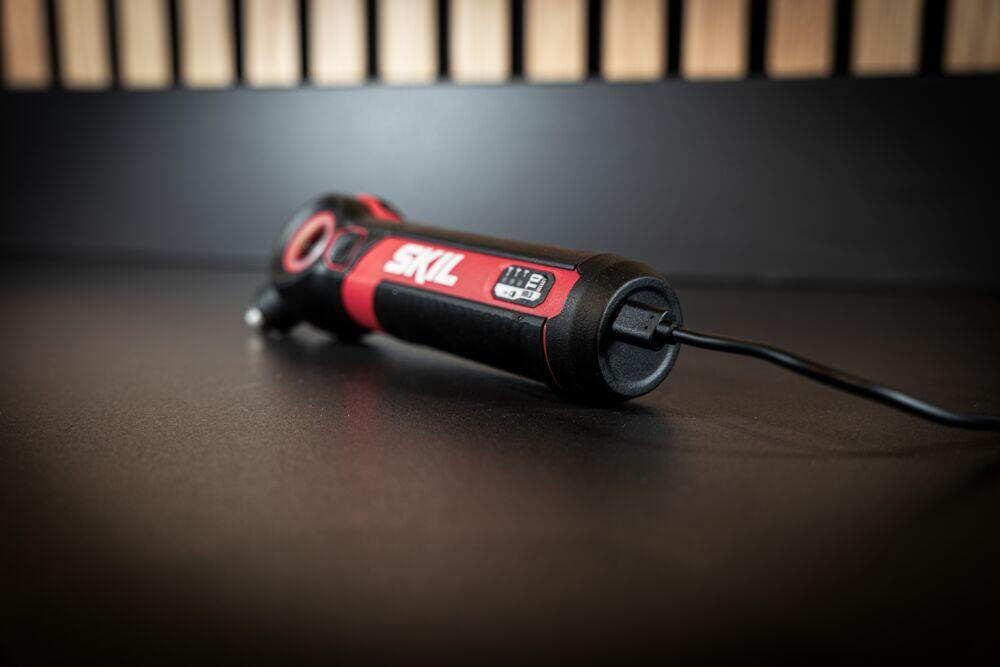 Skil 2714 batteridrevet skrutrekker m/bits