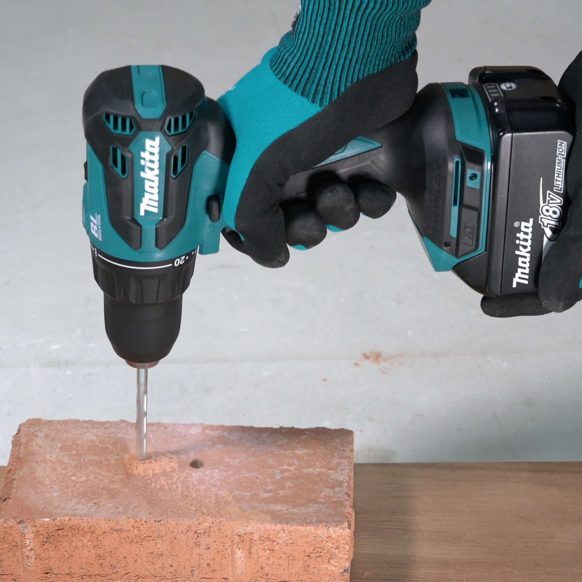 Makita DDF490RTJ 18 V borskrutrekker m/batteri