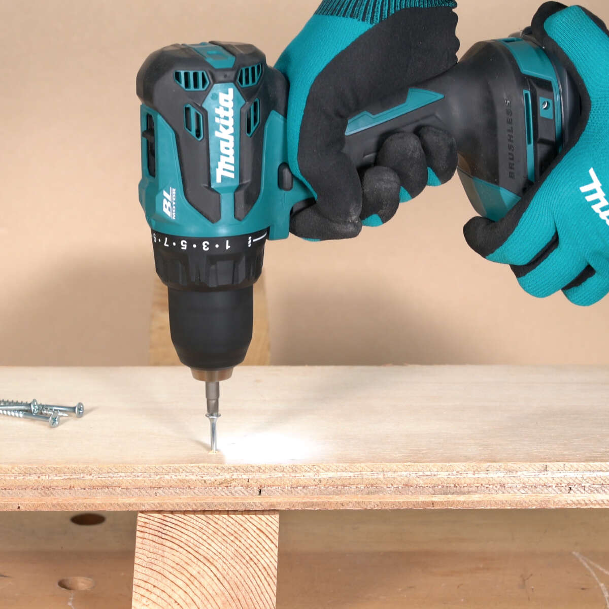 Makita DDF490RTJ 18 V borskrutrekker m/batteri
