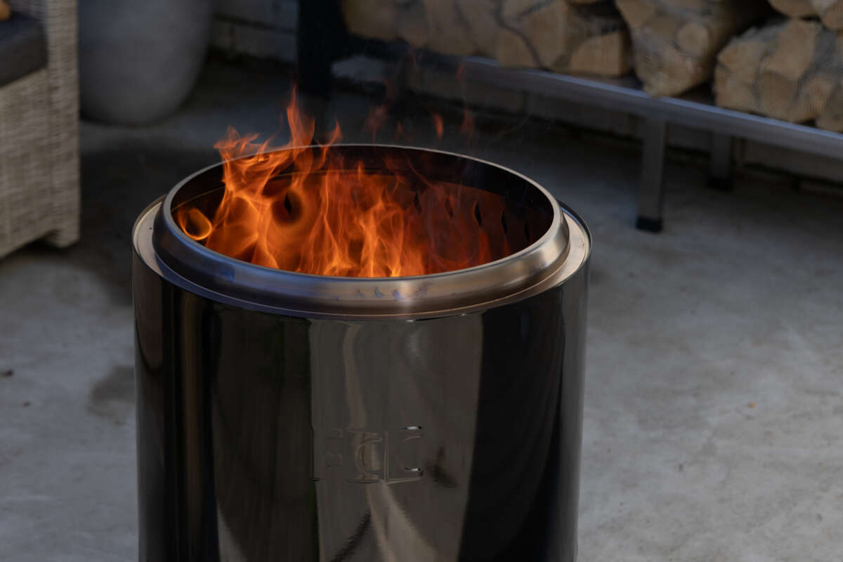 FCC Volcano medium svart emaljert båltønne