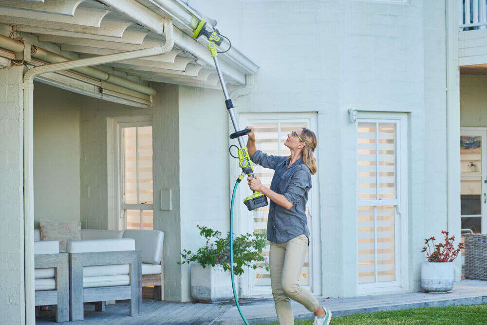 Ryobi RWTS18-0 18V ONE+™ Teleskopisk Rengjøringsbørste m/vanntilførsel