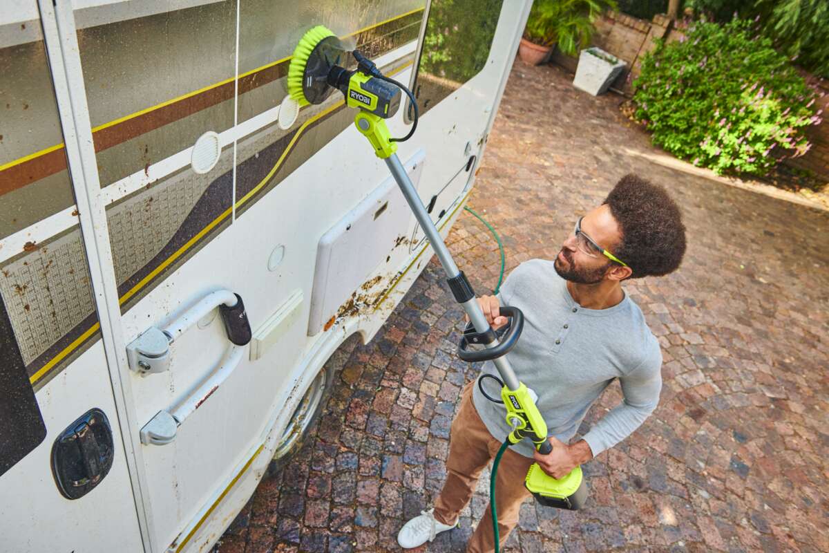 Ryobi RWTS18-0 18V ONE+™ Teleskopisk Rengjøringsbørste m/vanntilførsel