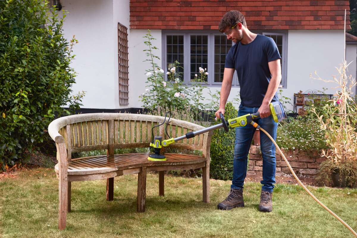 Ryobi RWTS18-0 18V ONE+™ Teleskopisk Rengjøringsbørste m/vanntilførsel