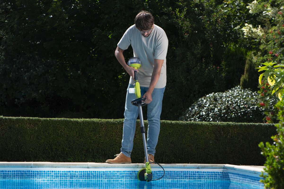 Ryobi RWTS18-0 18V ONE+™ Teleskopisk Rengjøringsbørste m/vanntilførsel