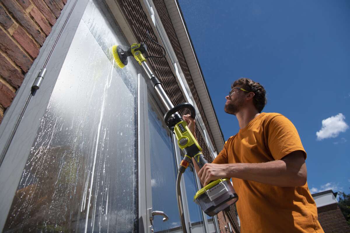 Ryobi RWTS18-0 18V ONE+™ Teleskopisk Rengjøringsbørste m/vanntilførsel