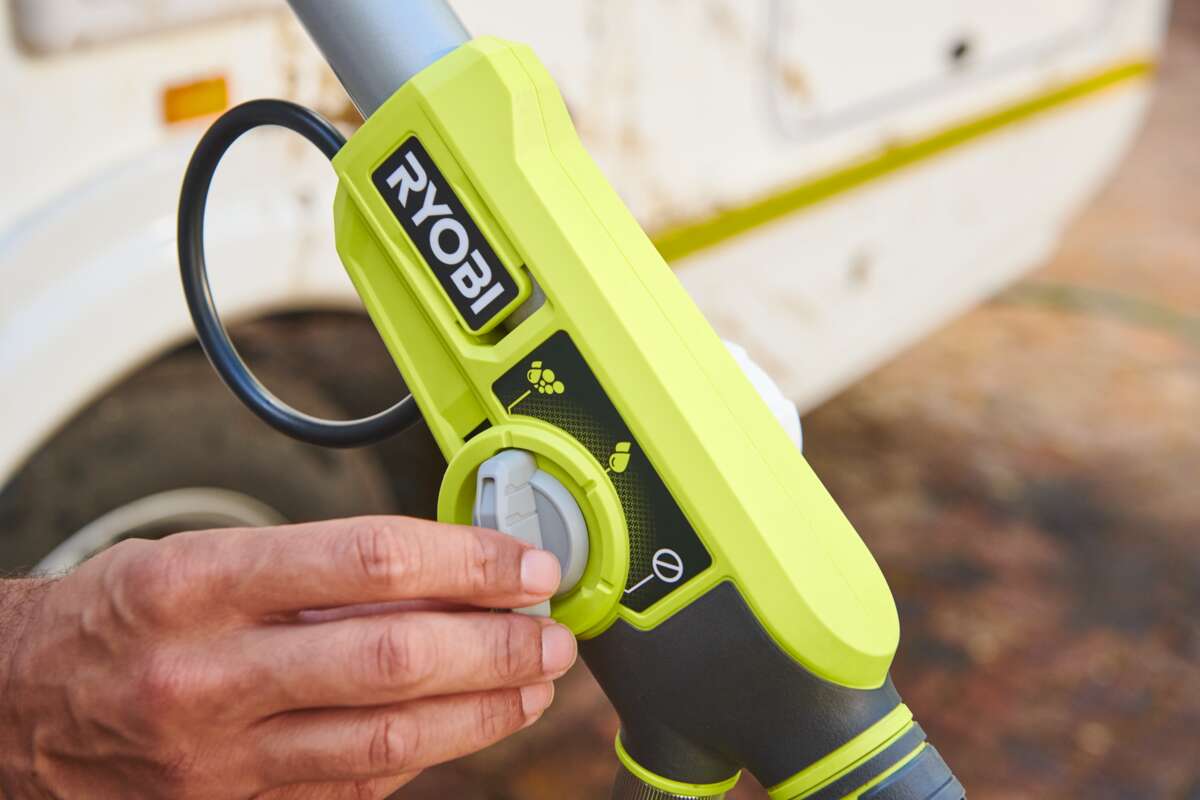 Ryobi RWTS18-0 18V ONE+™ Teleskopisk Rengjøringsbørste m/vanntilførsel