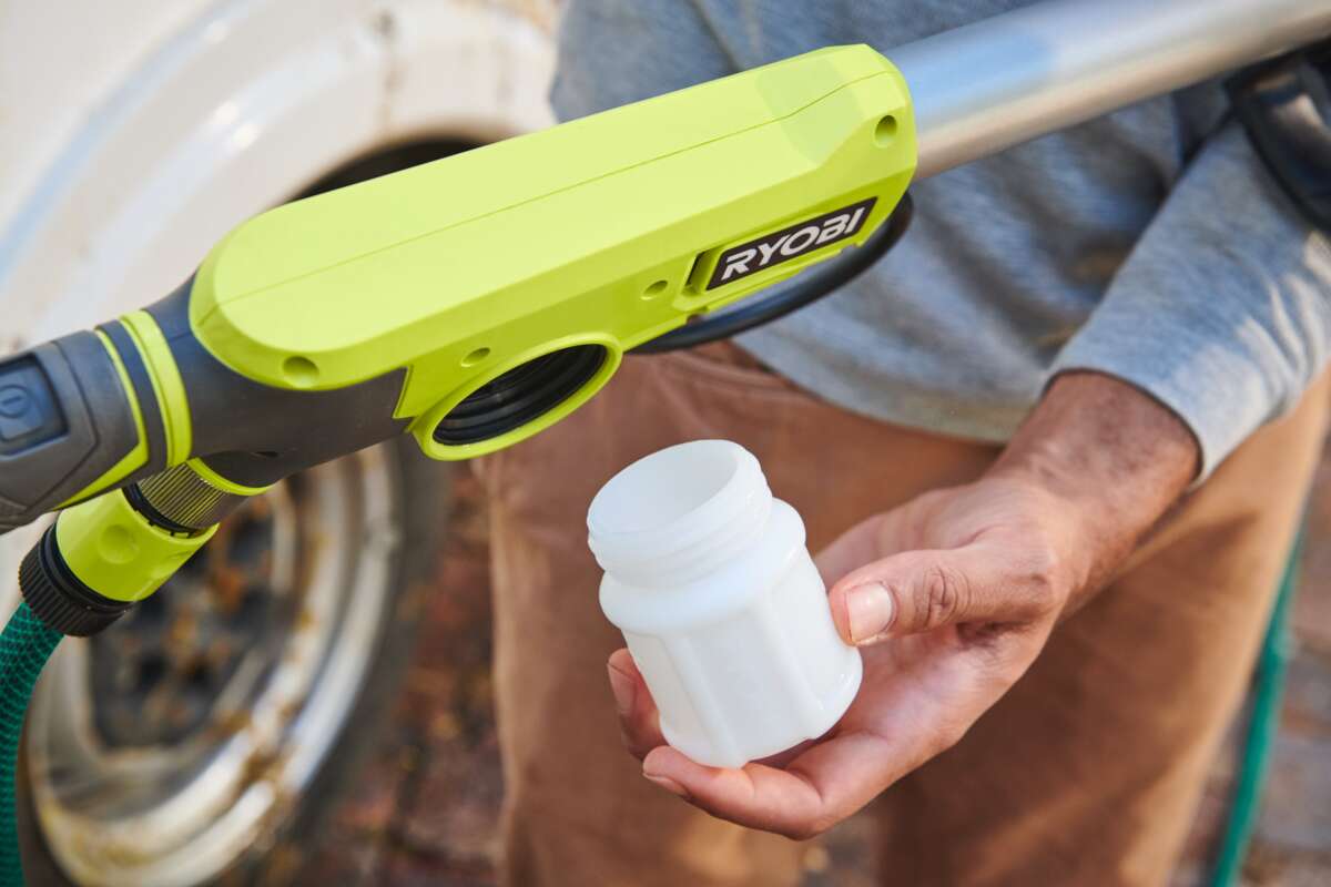 Ryobi RWTS18-0 18V ONE+™ Teleskopisk Rengjøringsbørste m/vanntilførsel