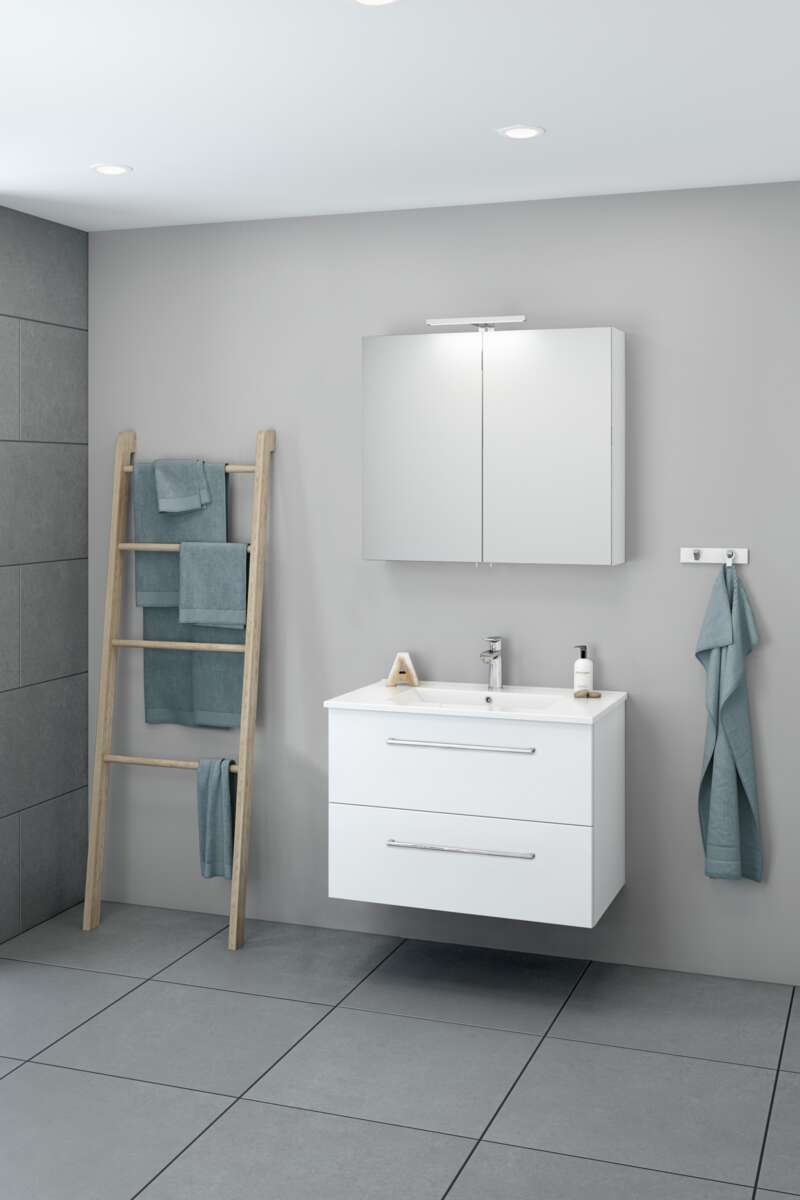 Bianca baderomsinnredning med speilskap