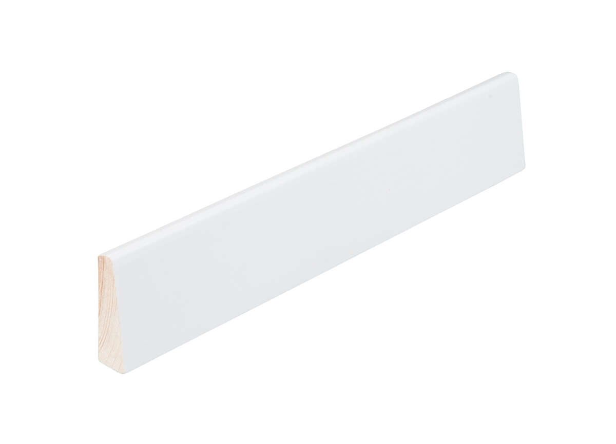 7/15x050x4400 Fotlist profilert furu, hvitmalt