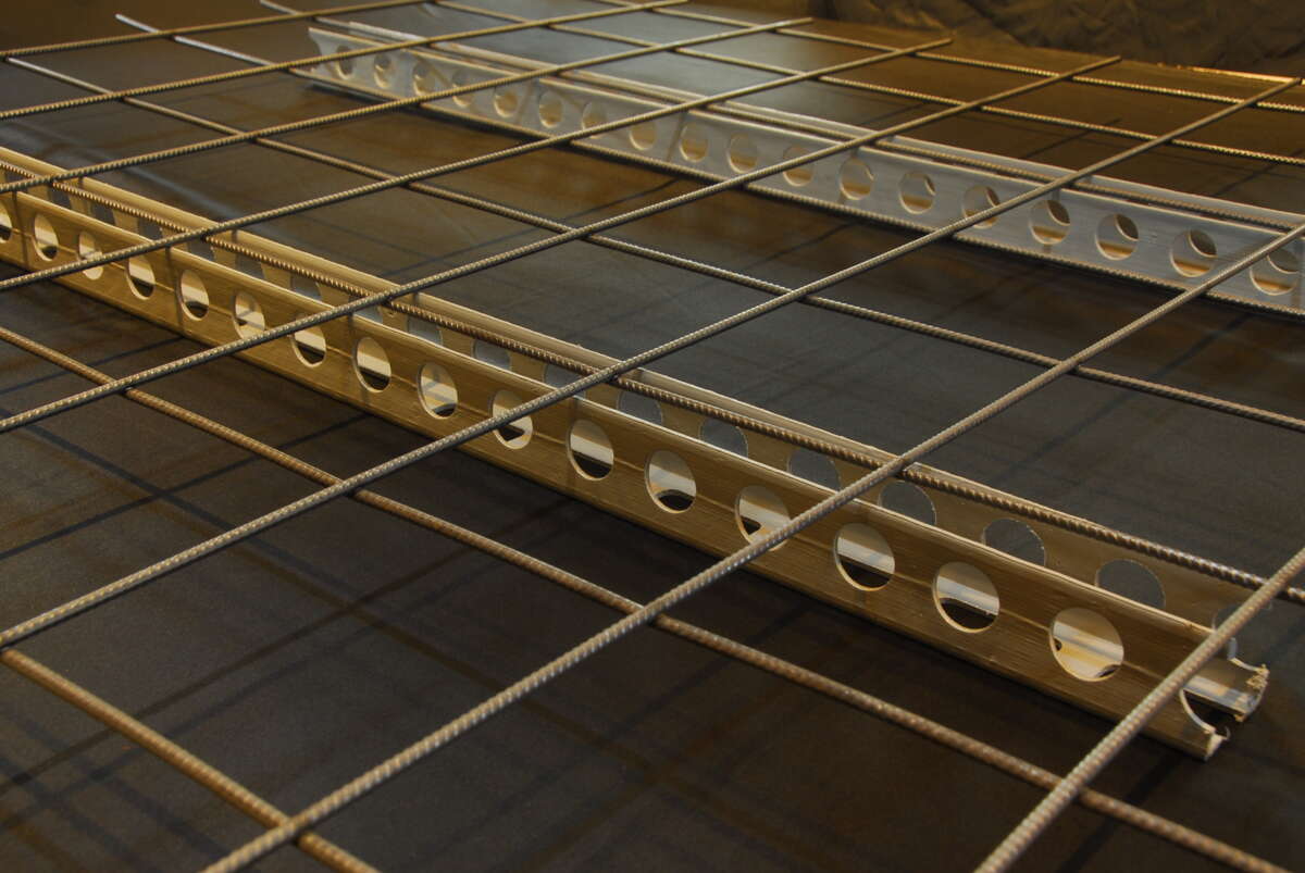 Avstandskanal i plast med høyde 30 mm