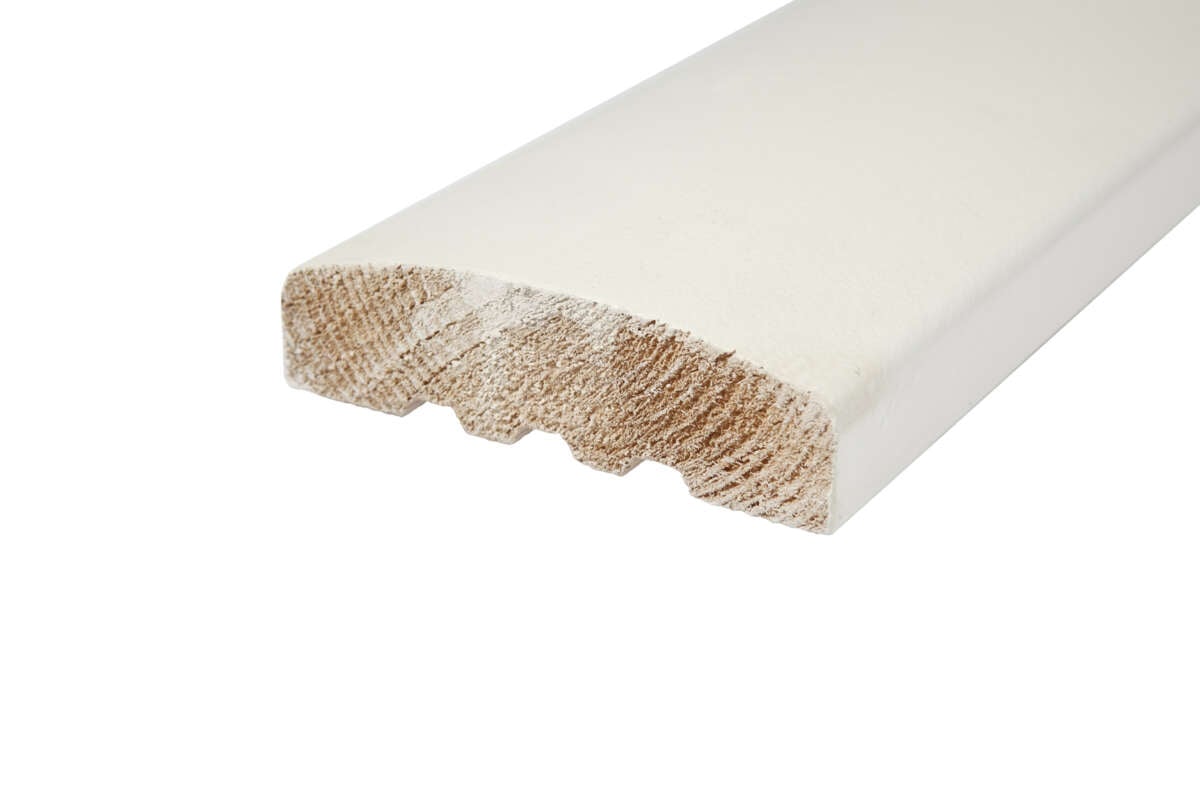 Krifon altanrekke hvitmalt buet overflate