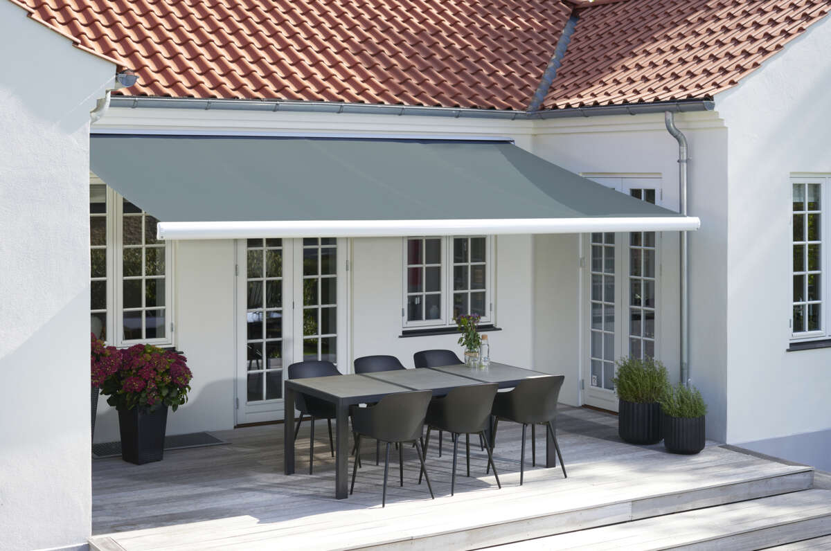 Terrassemarkise helkassett med motor og fjernkontroll