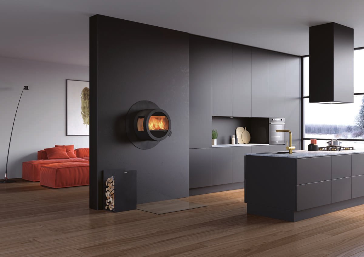 Nordpeis Me Wall med brannmur og sideglass peisovn