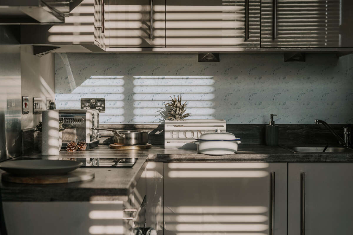 Selvklebende flis, Hvit marmor Hexagon 10 pk.