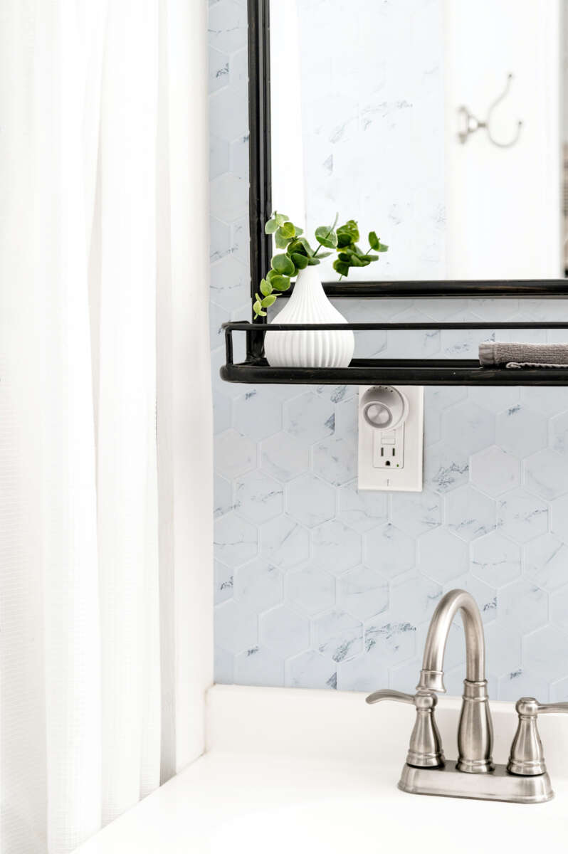 Selvklebende flis, Hvit marmor Hexagon 10 pk.