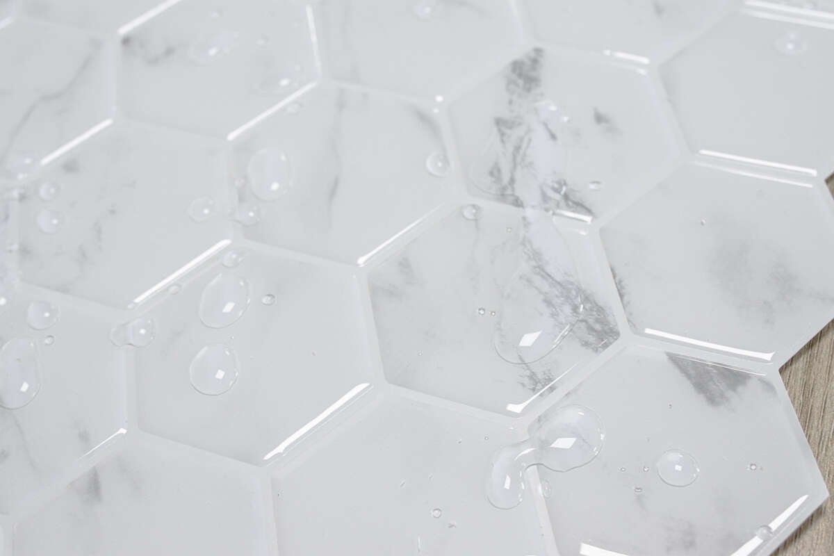 Selvklebende flis, Hvit marmor Hexagon 10 pk.
