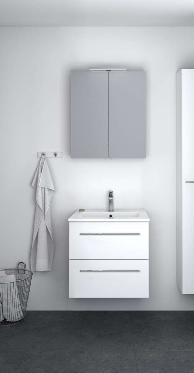 Bianca baderomsinnredning med speilskap