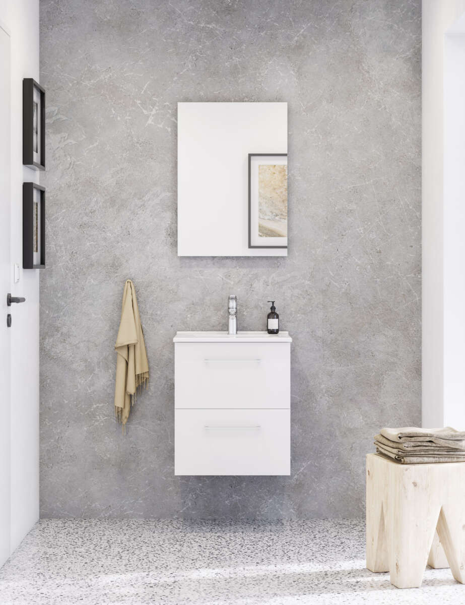 Bianca baderomsinnredning med skuffer og speil