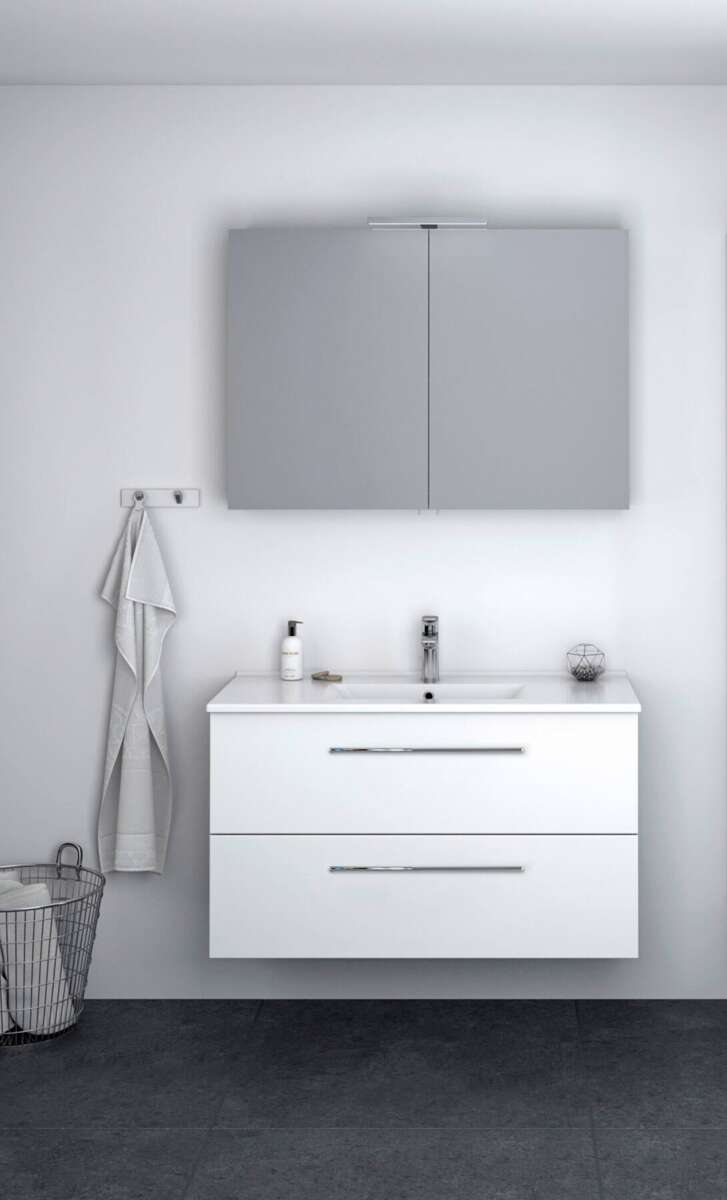 Bianca baderomsinnredning med speilskap