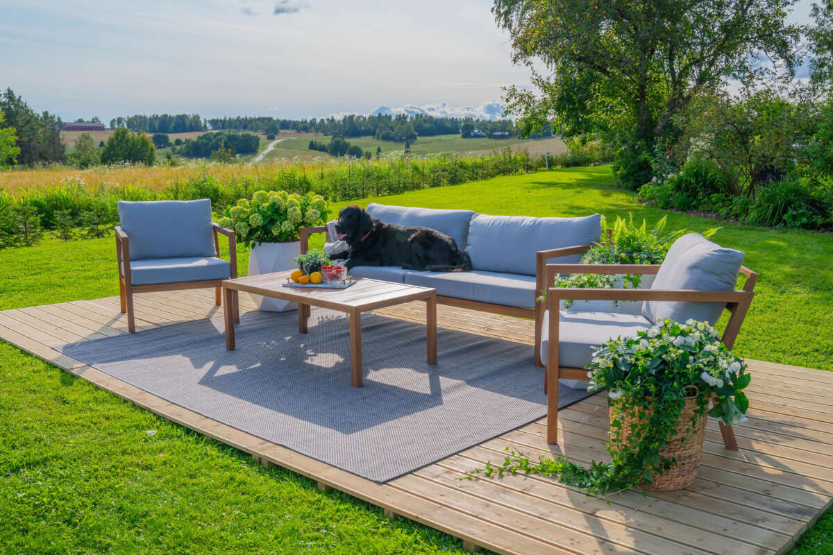 Røst sofagruppe teak og lys grå impregnerte putetrekk