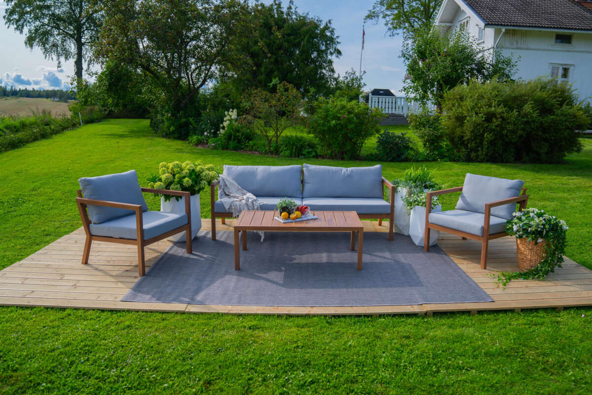 Røst sofagruppe teak og lys grå impregnerte putetrekk