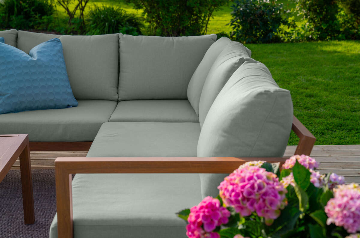 Røst hjørnegruppe teak og grågrønne impregnerte putetrekk