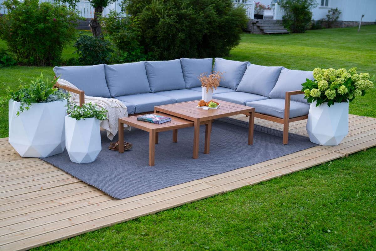 Røst hjørnegruppe teak og lys grå impregnerte putetrekk